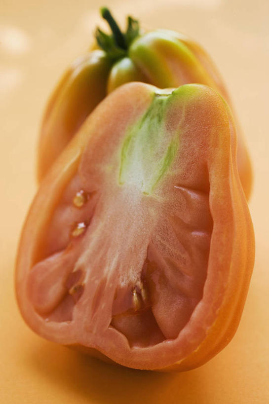 无人,竖图,俯视,室内,特写,白天,桌面,桌子,蔬菜,西红柿,橙色背景,阴影,新鲜,反射,木制,影子,食品,食物,红色,木制品,摄影,有机食品,绿色食品,影棚,横截面,剖面,截面,截面图形,番茄,彩图,高角度拍摄,影棚拍摄,拍摄