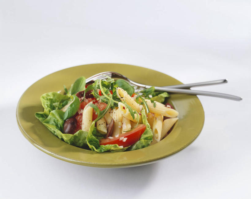 面食,通心粉,无人,横图,俯视,室内,特写,白天,白色背景,西餐,桌面,桌子,橄榄,蔬菜,西红柿,餐具,水果,金属制品,阴影,新鲜,反射,金属,木制,叉子,刀叉,刀子,碟子,盘,影子,面,生食,蔬菜沙拉,通心面,沙拉,料理,食品,色拉,沙律,食物,一个,盘子,木制品,碟,西式,摄影,有机食品,绿色食品,影棚,单个,色拉酱,餐刀,千岛酱,餐叉,进餐用具,青果,白榄,番茄,彩图,高角度拍摄,影棚拍摄,拍摄