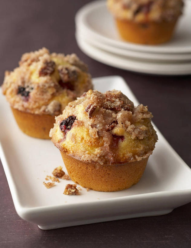 点心,无人,竖图,俯视,室内,特写,白天,下午茶,桌面,桌子,餐具,水果,阴影,新鲜,反射,木制,碟子,盘,影子,生食,食品,果实,松饼,食物,糕点,盘子,木制品,碟,摄影,有机食品,绿色食品,影棚,纸托,山莓,树莓,三月泡,四月泡,山抛子,刺葫芦,悬钩子,馒头菠,高脚菠,龙船泡,泡儿刺,玛芬蛋糕,蛋糕托,蛋糕托纸,蛋糕纸托,彩图,高角度拍摄,影棚拍摄,拍摄