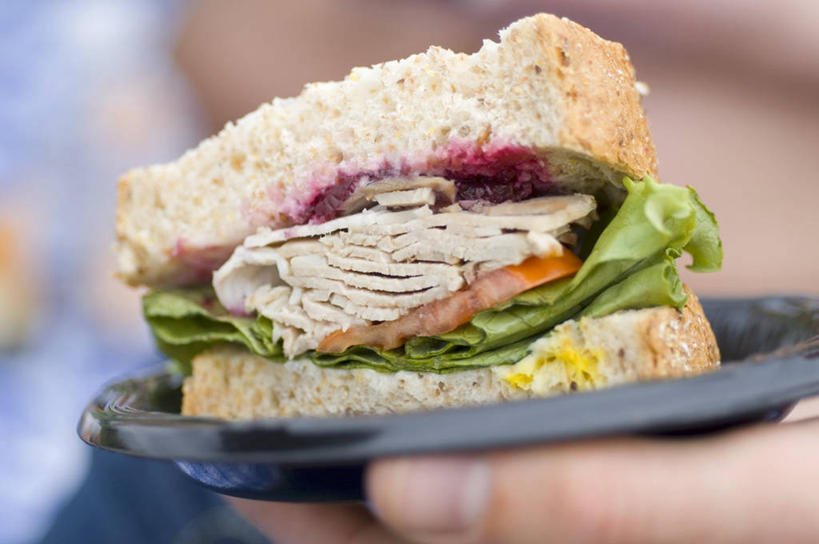 点心,面包,西方人,手,一个人,横图,室内,特写,白天,正面,烹饪,西餐,蔬菜,餐具,欧洲,欧洲人,仅一个男性,仅一个人,握,朦胧,模糊,新鲜,碟子,盘,生菜,莴苣,鸡肉,肉,三明治,料理,食品,面点,拿,拿着,菜肴,美食,肉类,食物,糕点,仅一个年轻男性,一个,盘子,碟,快餐,手部,西式,握着,佳肴,有机食品,绿色食品,单个,单手,肉食,西式快餐,三文治,春菜,鹅仔菜,莴仔菜,千金菜,叶用莴苣,男人,男性,年轻男性,白种人,半身,彩图