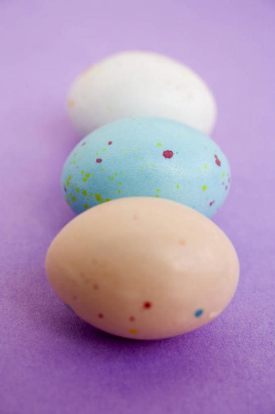 无人,竖图,俯视,室内,特写,白天,桌面,桌子,复活节,一排,阴影,紫色背景,节日,庆祝,整齐,反射,木制,影子,蛋,文化,排列,三个,木制品,庆典,摄影,影棚,纪念,队列,彩蛋,复活节彩蛋,彩图,高角度拍摄,影棚拍摄,拍摄