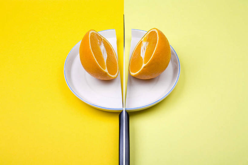无人,横图,俯视,室内,特写,白天,桌面,桌子,餐具,水果,金属制品,阴影,黄色背景,新鲜,反射,金属,木制,碟子,工具,盘,影子,生食,食品,果实,刀具,食物,一个,盘子,木制品,碟,刀,橙色,摄影,有机食品,绿色食品,影棚,单个,水果刀,甜橙,横截面,剖面,截面,截面图形,橙子,橙,彩图,高角度拍摄,影棚拍摄,拍摄,鹄壳,黄橙,黄果,金橙,金环,金球,糖橙