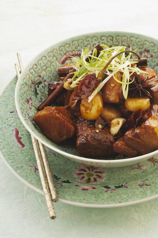 无人,竖图,俯视,室内,特写,白天,白色背景,烹饪,中餐,筷子,桌面,桌子,餐具,一双,阴影,反射,木制,碟子,盘,影子,陶瓷,红烧,肉,料理,食品,陶瓷制品,文化,传统,猪肉,菜肴,美食,肉类,食物,一个,盘子,木制品,容器,碟,碗,红烧肉,中式,摄影,佳肴,影棚,单个,储藏,礼节,储存,五花肉,礼仪,肉食,豚肉,红烧菜,肋条肉,三层肉,本帮菜,沪菜,上海菜,进餐用具,彩图,高角度拍摄,影棚拍摄,拍摄,贮存