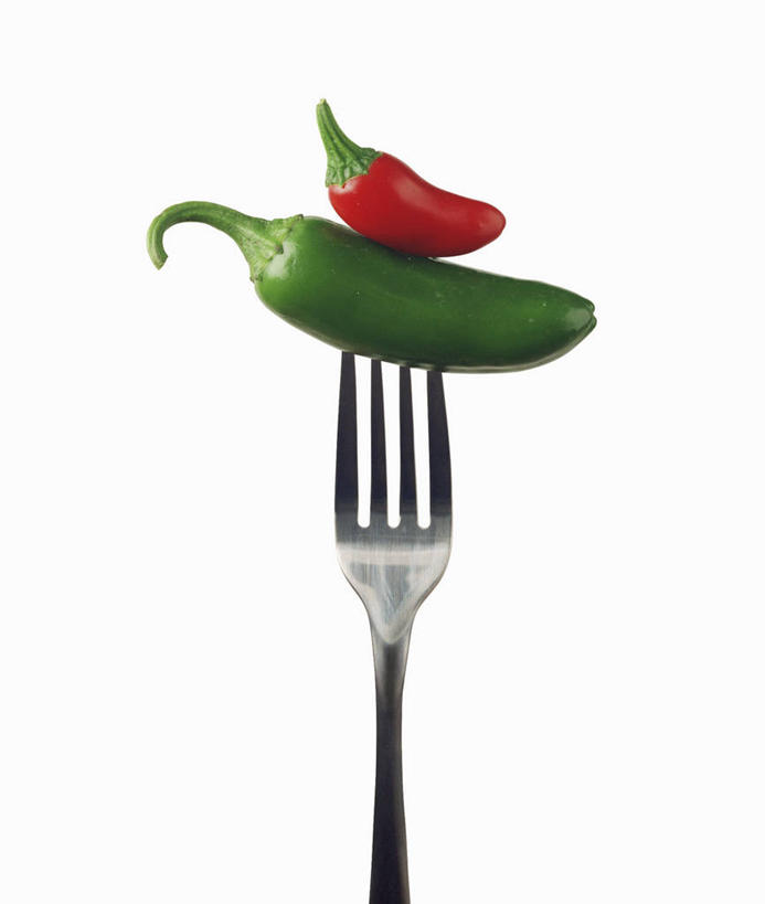 无人,竖图,室内,特写,白天,白色背景,正面,辣椒,蔬菜,餐具,金属制品,新鲜,金属,叉子,食品,食物,两个,红色,绿色,摄影,有机食品,绿色食品,影棚,餐叉,辣角,红海椒,大椒,辣虎,广椒,进餐用具,辣子,红辣椒,海椒,番椒,彩图,影棚拍摄,拍摄