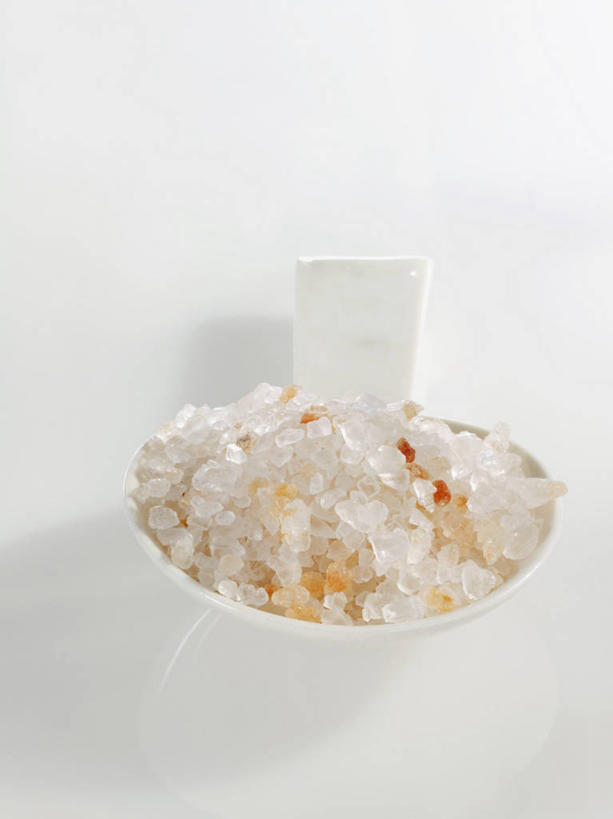 无人,竖图,俯视,室内,特写,白天,白色背景,桌面,桌子,阴影,反射,木制,影子,陶瓷,调料,盐,陶瓷制品,调味品,调味料,食盐,一个,木制品,容器,碗,摄影,影棚,单个,储藏,储存,彩图,高角度拍摄,影棚拍摄,拍摄,贮存