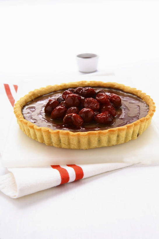 点心,无人,竖图,俯视,室内,特写,白天,白色背景,下午茶,餐桌,桌子,樱桃,水果,一堆,阴影,堆叠,堆积,新鲜,反射,影子,生食,食品,果实,蛋挞,食物,糕点,一个,红色,餐巾,摄影,有机食品,绿色食品,影棚,单个,餐台,堆,蛋塔,保洁方巾,口布,樱珠,莺桃,英桃,楔桃,牛桃,荆桃,彩图,高角度拍摄,影棚拍摄,拍摄,樱桃蛋挞,樱桃塔