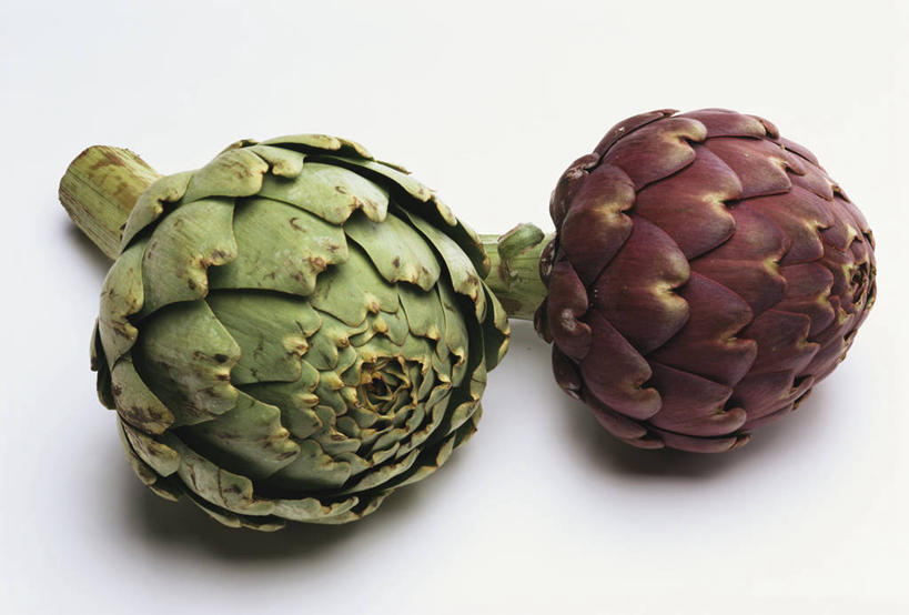 无人,横图,俯视,室内,特写,白天,白色背景,餐桌,桌子,蔬菜,阴影,新鲜,反射,影子,朝鲜蓟,食品,食物,两个,绿色,紫色,洋蓟,摄影,有机食品,绿色食品,影棚,餐台,彩图,高角度拍摄,影棚拍摄,拍摄,菜蓟,法国百合,球洋蓟,蔬菜之皇,洋百合