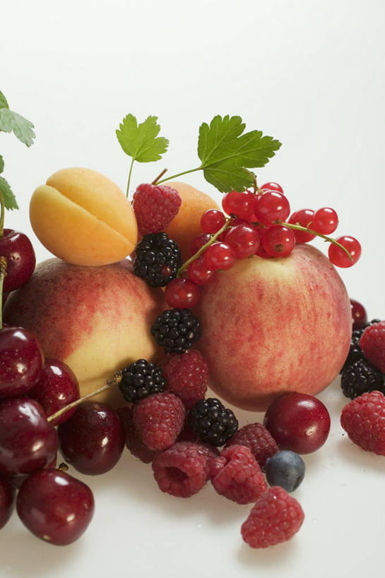 无人,竖图,俯视,室内,特写,白天,白色背景,餐桌,桌子,浆果,樱桃,水果,叶子,一堆,许多,阴影,堆叠,堆积,新鲜,反射,影子,灯笼果,生食,食品,果实,绿叶,很多,食物,红色,黑色,嫩叶,摄影,有机食品,绿色食品,影棚,餐台,堆,山莓,树莓,红醋栗,三月泡,四月泡,山抛子,刺葫芦,悬钩子,馒头菠,高脚菠,龙船泡,泡儿刺,叶,叶片,樱珠,莺桃,英桃,楔桃,牛桃,荆桃,醋栗,彩图,高角度拍摄,影棚拍摄,拍摄