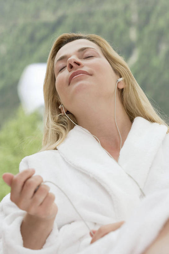 西方人,一个人,躺,闭眼,睡,竖图,室外,白天,正面,浴袍,快乐,满意,幸福,植物,欧洲,欧洲人,仅一个年轻女性,仅一个女性,仅一个人,服装,音响,音乐,娱乐,树,树木,衣服,绿色,白色,自然,耳机,享受,休闲,放松,服饰,生长,成长,舒适,享乐,衣着,穿着,衣饰,卧着,年轻女性,女人,女性,白种人,闭眼睛,闭着眼,闭着眼睛,困,困觉,寝息,睡觉,抬头,躺着,卧,仰头,半身,彩图,汤帷子,浴衣