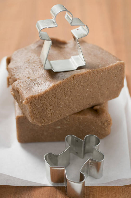 点心,无人,竖图,俯视,室内,特写,白天,餐桌,桌子,圣诞节,两块,一堆,切开,阴影,堆叠,堆积,节日,庆祝,反射,影子,食品,甜点,文化,食物,糕点,餐巾,饼干,甜食,零食,切,庆典,餐台,模具,纪念,堆,剖面,姜饼,切面,德式姜饼,保洁方巾,口布,彩图,高角度拍摄