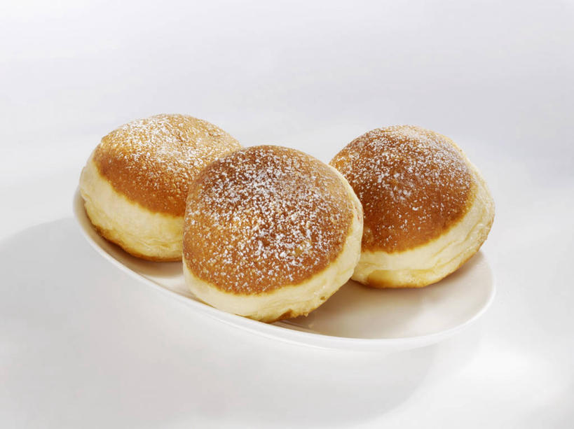 点心,面包,无人,横图,俯视,室内,特写,白天,白色背景,餐桌,桌子,餐具,阴影,反射,碟子,盘,影子,食品,面点,食物,糕点,三个,一个,盘子,碟,甜甜圈,摄影,影棚,单个,餐台,多纳滋面包,唐纳滋,面包圈,彩图,高角度拍摄,影棚拍摄,拍摄