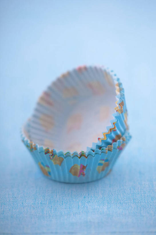 无人,竖图,俯视,室内,特写,白天,餐桌,桌子,静物,餐具,两根,阴影,蓝色背景,反射,碟子,烤盘,盘,影子,蓝色,盘子,碟,摄影,影棚,餐台,纸托,蛋糕托,蛋糕托纸,蛋糕纸托,彩图,高角度拍摄,影棚拍摄,拍摄