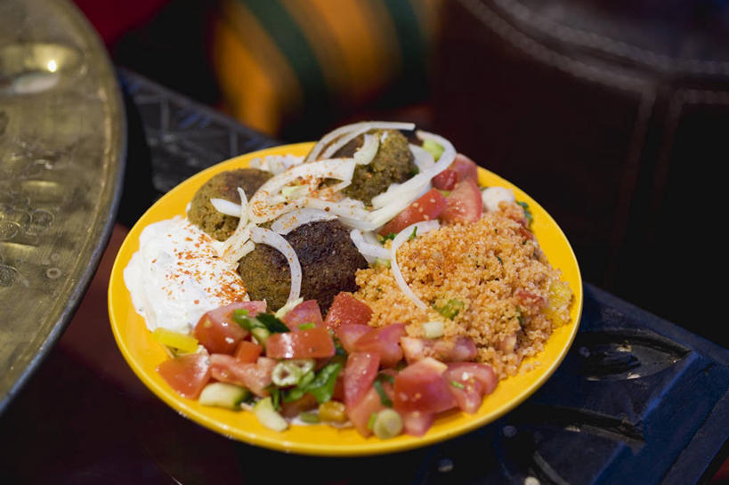 牛奶,无人,横图,俯视,室内,特写,白天,餐桌,桌子,蔬菜,西红柿,餐具,阴影,新鲜,反射,碟子,盘,影子,豆类,生食,蔬菜沙拉,沙拉,食品,饮品,营养,色拉,酸奶,沙律,食物,饮料,一个,盘子,碟,有机食品,绿色食品,单个,餐台,色拉酱,乳制品,奶,千岛酱,发酵,鹰嘴豆,回鹘豆,桃豆,鸡豆,诺胡提,优格,优酪乳,番茄,彩图,高角度拍摄