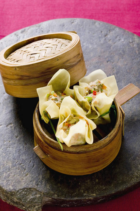 点心,馄饨,面食,蒸笼,无人,竖图,俯视,室内,特写,白天,烹饪,餐桌,桌子,蔬菜,厨具,阴影,竹制,新鲜,反射,影子,料理,食品,面点,美食,食物,中式,有机食品,绿色食品,餐台,竹制品,笼屉,烹饪用具,扁肉,烹调用具,烹调,彩图,高角度拍摄