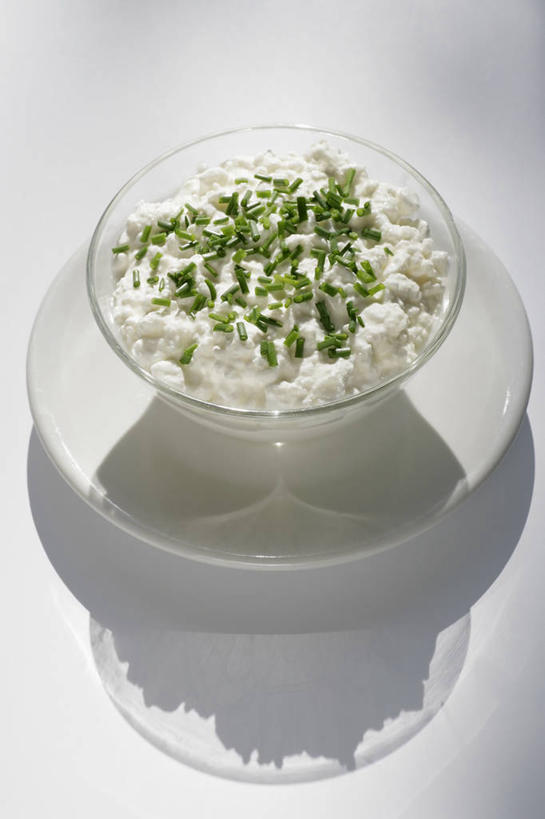 奶酪,无人,竖图,俯视,室内,特写,白天,白色背景,餐桌,桌子,叶子,玻璃,一堆,阴影,堆叠,堆积,反射,影子,干酪,起司,绿叶,芝士,营养,玻璃制品,一个,绿色,容器,碗,嫩叶,乳酪,摄影,影棚,单个,餐台,储藏,堆,乳制品,储存,发酵,叶,叶片,彩图,高角度拍摄,影棚拍摄,拍摄,贮存