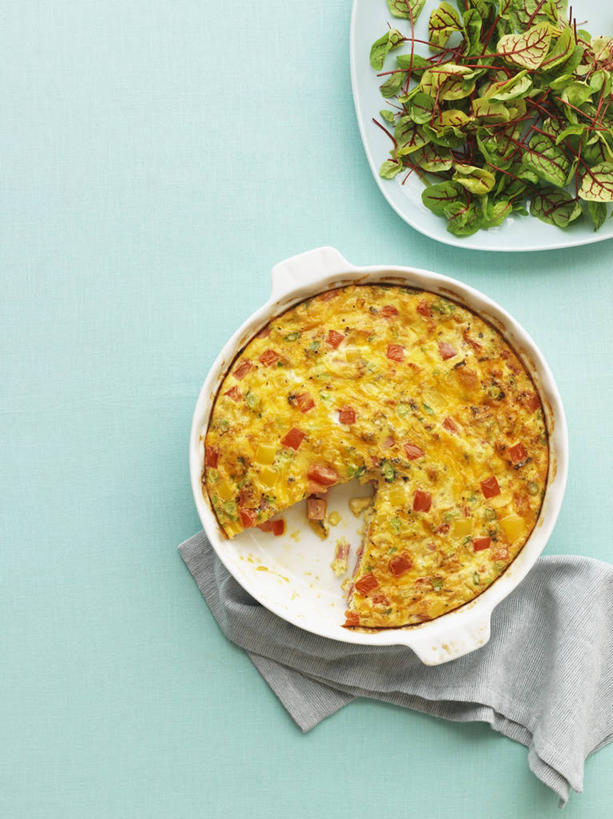 点心,无人,竖图,俯视,室内,特写,白天,餐桌,桌子,餐具,水果,阴影,蓝色背景,新鲜,反射,碟子,盘,影子,陶瓷,生食,沙拉,料理,食品,面点,果实,陶瓷制品,色拉,沙律,水果沙拉,美食,食物,两个,盘子,餐巾,容器,碟,碗,中式,摄影,有机食品,绿色食品,影棚,餐台,色拉酱,储藏,储存,千岛酱,蛋饼,保洁方巾,口布,彩图,高角度拍摄,影棚拍摄,拍摄,贮存