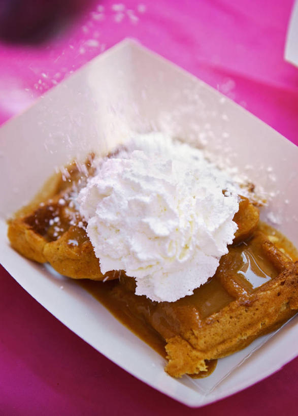 点心,无人,竖图,俯视,室内,特写,白天,餐桌,桌子,阴影,反射,粉末,影子,陶瓷,调料,黄油,食品,糖,甜点,甜品,陶瓷制品,调味品,调味料,食物,糕点,一个,容器,碗,甜食,奶油,粉,单个,餐台,储藏,乳制品,储存,白脱油,糖粉,粉状,粉剂,激凌,克林姆,淇淋,乳脂,彩图,高角度拍摄,糖类,贮存