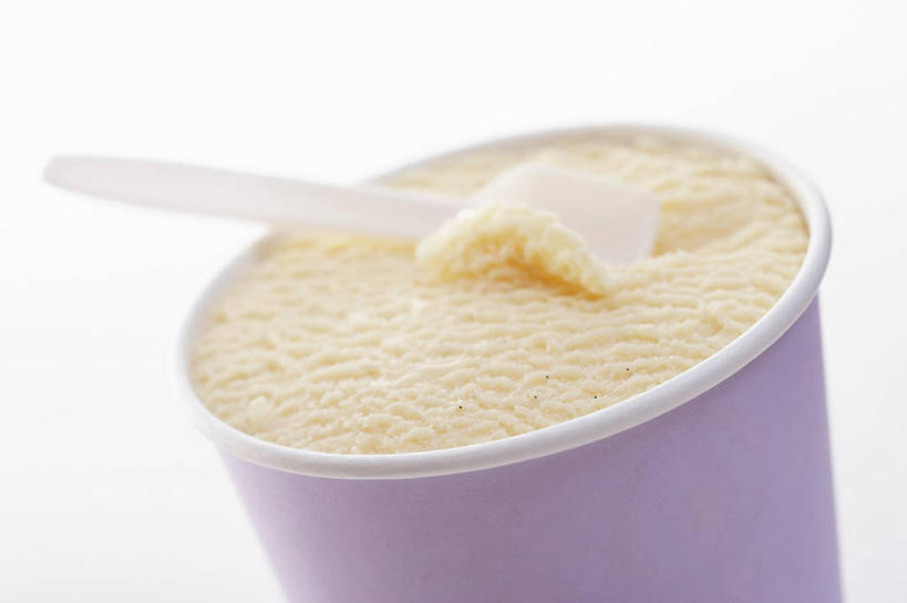 无人,横图,俯视,室内,特写,白天,白色背景,餐桌,桌子,杯子,阴影,反射,影子,勺子,冰激凌,清凉,两个,纸制品,调羹,汤匙,冷饮,舒服,冰淇淋,摄影,影棚,餐台,纸杯,解暑,解渴,一次性杯子,雪糕,舒爽,冰糕,消暑,彩图,高角度拍摄,影棚拍摄,拍摄,香草冰淇淋