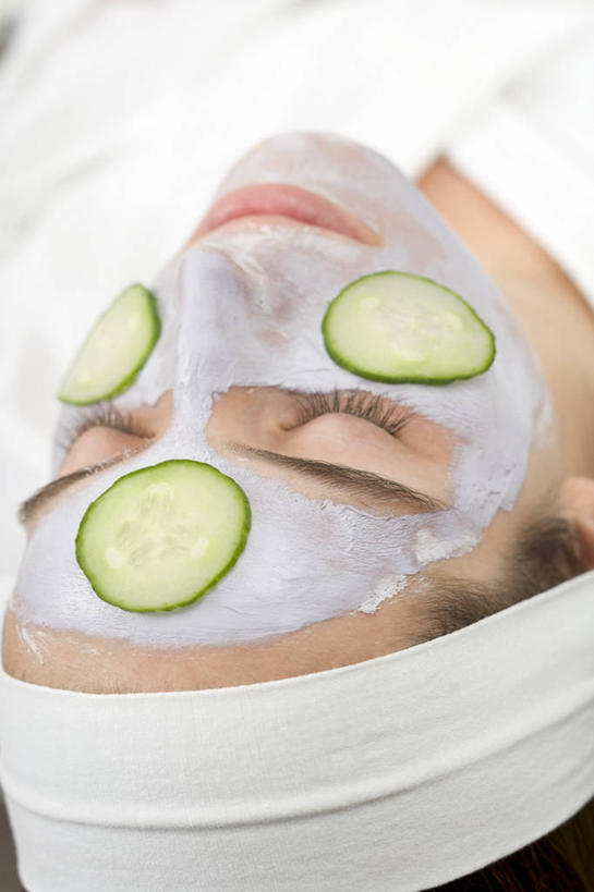 西方人,脸,头,脸颊,一个人,躺,闭眼,竖图,俯视,室内,特写,白天,浴袍,化妆,美容,黄瓜,蔬菜,欧洲,欧洲人,仅一个年轻女性,仅一个女性,仅一个人,护肤,切开,朦胧,模糊,新鲜,美白,食品,食物,绿色,化妆品,切,清洁,保养,享受,休闲,面膜,放松,去角质,保健,有机食品,绿色食品,保湿,滋润,护肤品,化妆用品,去死皮,护肤用品,舒缓,剖面,切面,养颜,膏状,膏状面膜,去污,控油,紧肤,嫩肤,祛痘,去痘,祛角质,抗衰,再生,增白,补水,祛斑,抗皱,防皱,除皱,去皱,卧着,年轻女性,女人,女性,白种人,头部,脸部,脸蛋,面部,青瓜,胡瓜,闭眼睛,闭着眼,闭着眼睛,躺着,卧,半身,彩图,高角度拍摄,汤帷子,浴衣