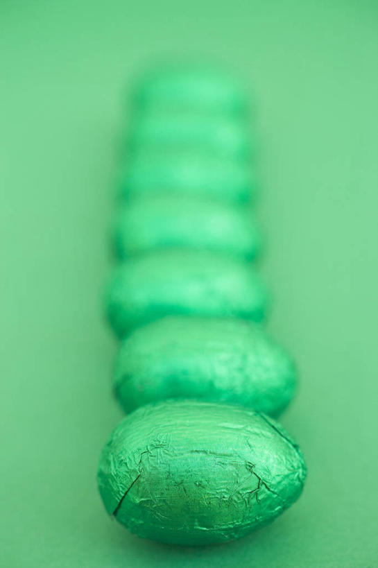 无人,竖图,俯视,室内,特写,白天,餐桌,桌子,复活节,一排,许多,绿色背景,阴影,节日,朦胧,模糊,庆祝,整齐,反射,包装,包装纸,铝箔纸,锡箔纸,影子,纸,蛋,食品,糖,糖果,甜点,甜品,纸张,很多,文化,食物,排列,绿色,甜食,巧克力,庆典,摄影,影棚,餐台,纪念,朱古力,包装材料,队列,彩蛋,锡箔,复活节彩蛋,铝箔,彩图,高角度拍摄,影棚拍摄,拍摄