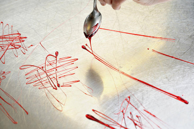 西方人,手,一个人,横图,俯视,室内,特写,白天,欧洲,欧洲人,仅一个年轻女性,仅一个女性,仅一个人,握,阴影,反射,粘稠,影子,勺子,调料,糖,调味品,拿,调味料,拿着,调羹,汤匙,手部,握着,糖浆,单手,黏稠,浓厚,年轻女性,女人,女性,白种人,半身,彩图,高角度拍摄