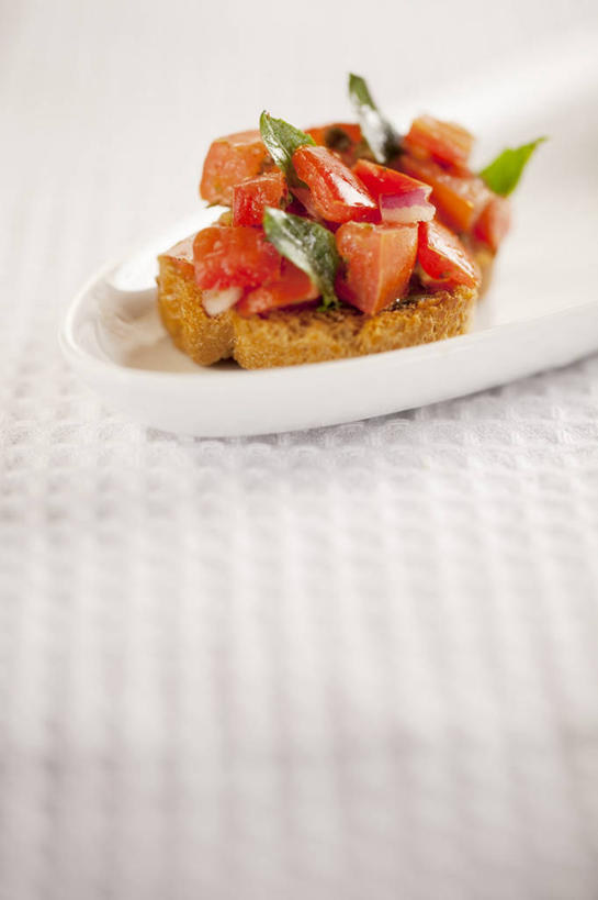 点心,面包,无人,竖图,俯视,室内,特写,白天,餐桌,桌子,蔬菜,西红柿,餐具,阴影,新鲜,反射,碟子,盘,影子,食品,面点,吐司,食物,糕点,一个,盘子,碟,有机食品,绿色食品,单个,餐台,法式面包,吐司面包,番茄,彩图,高角度拍摄,多士,听型面包