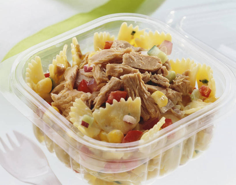 面食,通心粉,无人,横图,俯视,室内,特写,白天,西餐,餐桌,桌子,一堆,阴影,堆叠,堆积,朦胧,模糊,反射,影子,塑料,面,肉,通心面,鱼肉,料理,食品,鲔鱼,金枪鱼,肉类,食物,一个,容器,塑料制品,碗,西式,单个,餐台,储藏,堆,吞拿鱼,储存,肉食,彩图,高角度拍摄,贮存