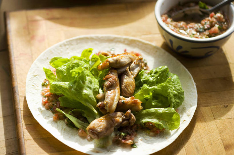 点心,无人,横图,俯视,室内,特写,白天,餐桌,桌子,蔬菜,一块,阴影,新鲜,反射,木制,影子,勺子,陶瓷,生菜,莴苣,鸡肉,肉,食品,案板,陶瓷制品,文化,饼,小吃,肉类,砧板,食物,糕点,两个,木制品,容器,调羹,汤匙,碗,甜食,有机食品,绿色食品,餐台,储藏,储存,肉食,玉米饼,春菜,鹅仔菜,莴仔菜,千金菜,叶用莴苣,彩图,高角度拍摄,贮存