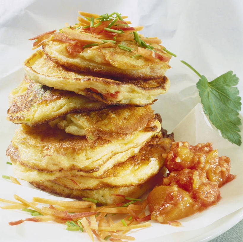 点心,煎饼,无人,横图,俯视,室内,特写,白天,餐桌,桌子,餐具,叶子,一堆,阴影,堆叠,堆积,反射,粘稠,碟子,盘,影子,调料,酱料,酱汁,佐料,食品,糖,绿叶,调味品,调味料,文化,酱,小吃,食物,糕点,一个,盘子,碟,甜食,嫩叶,单个,餐台,堆,糖浆,薄煎饼,黏稠,浓厚,叶,叶片,彩图,高角度拍摄,班戟,薄烤饼