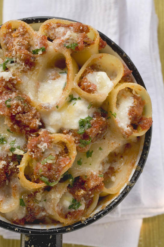 奶酪,无人,竖图,俯视,室内,特写,白天,烹饪,餐桌,桌子,蔬菜,厨具,阴影,新鲜,反射,炖锅,锅子,影子,陶瓷,肉,干酪,起司,食品,陶瓷制品,芝士,营养,锅,猪肉,肉类,食物,一个,乳酪,有机食品,绿色食品,单个,餐台,锅具,乳制品,发酵,肉食,烹饪用具,豚肉,烹调用具,烹调,彩图,高角度拍摄