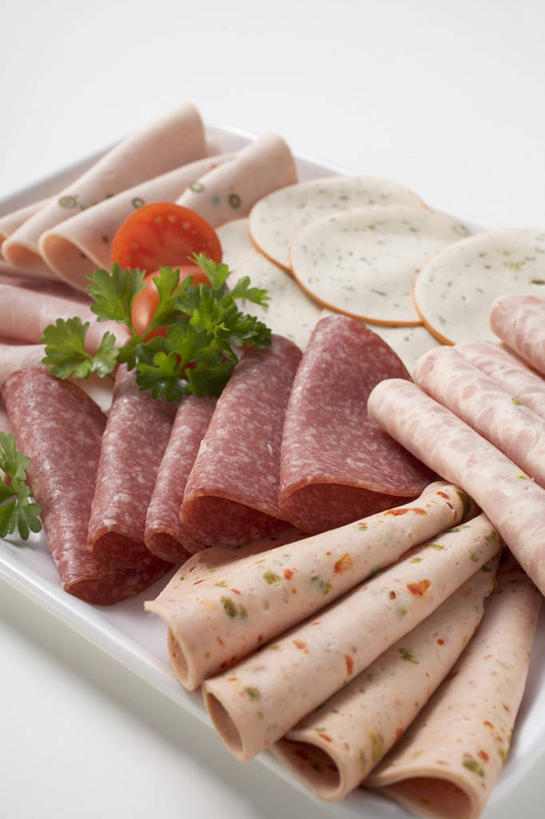 无人,竖图,俯视,室内,特写,白天,白色背景,餐桌,桌子,蔬菜,西红柿,小番茄,餐具,切开,阴影,新鲜,反射,碟子,盘,影子,香菜,肉,香肠,食品,腊肠,猪肉,肉类,食物,一个,盘子,餐巾,碟,切,摄影,有机食品,绿色食品,影棚,单个,餐台,剖面,肉食,切面,胡菜,香荽,原荽,园荽,芫荽,豚肉,胡荽,莞荽,芫茜,芫蓿,莚葛草,莚荽菜,小西红柿,樱桃小番茄,珍珠小番茄,保洁方巾,口布,樱桃番茄,圣女果,番茄,彩图,高角度拍摄,影棚拍摄,拍摄