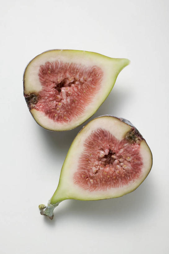 无人,竖图,俯视,室内,特写,白天,白色背景,餐桌,桌子,无花果,水果,切开,阴影,新鲜,反射,影子,生食,食品,果实,食物,两个,紫色,切,摄影,有机食品,绿色食品,影棚,餐台,剖面,切面,映日果,树地瓜,奶浆果,蜜果,彩图,高角度拍摄,影棚拍摄,拍摄