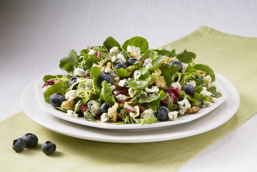 奶酪,无人,横图,俯视,室内,特写,白天,白色背景,餐桌,桌子,浆果,蓝莓,蔬菜,餐具,水果,阴影,新鲜,反射,碟子,盘,影子,核桃,生食,蔬菜沙拉,干酪,起司,沙拉,食品,坚果,果实,芝士,营养,色拉,沙律,食物,两个,盘子,餐巾,碟,干果,乳酪,摄影,有机食品,绿色食品,影棚,餐台,色拉酱,乳制品,千岛酱,发酵,蓝纹奶酪,胡桃,羌桃,斯提耳顿干酪,保洁方巾,口布,山都柿,蓝浆果,蓝靛果,彩图,高角度拍摄,影棚拍摄,拍摄