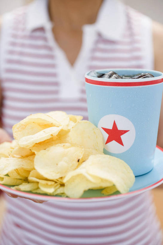 点心,西方人,一个人,站,捧,竖图,室内,特写,白天,正面,杯子,餐具,欧洲,欧洲人,仅一个年轻女性,仅一个女性,仅一个人,一堆,堆叠,堆积,服装,朦胧,模糊,碟子,盘,陶瓷,食品,陶瓷制品,饮品,一杯,休闲装,薯片,可乐,食物,饮料,衣服,盘子,马克杯,水杯,碟,零食,碳酸饮料,站着,休闲,休闲服,服饰,堆,可口,垃圾食品,适口,年轻女性,女人,女性,白种人,端,端着,捧着,手捧,站立,半身,彩图