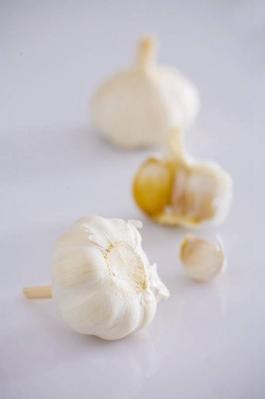 无人,竖图,俯视,室内,特写,白天,白色背景,餐桌,桌子,蔬菜,蒜,阴影,朦胧,模糊,新鲜,反射,影子,食品,蒜头,食物,三个,白色,摄影,有机食品,绿色食品,影棚,餐台,胡蒜,大蒜,彩图,高角度拍摄,影棚拍摄,拍摄