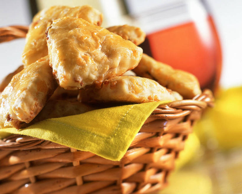 点心,面包,奶酪,红酒,葡萄酒,无人,交叉,横图,室内,特写,白天,正面,竹子,杯子,阴影,竹制,朦胧,模糊,编织,反射,高脚杯,篮子,影子,干酪,起司,食品,面点,红酒杯,酒类,芝士,一杯,营养,玻璃制品,酒,食物,糕点,饮料,两个,酒杯,竹篮,红葡萄酒,乳酪,竹条,交织,乳制品,竹制品,葡萄酒杯,发酵,穿插,玻璃杯,彩图