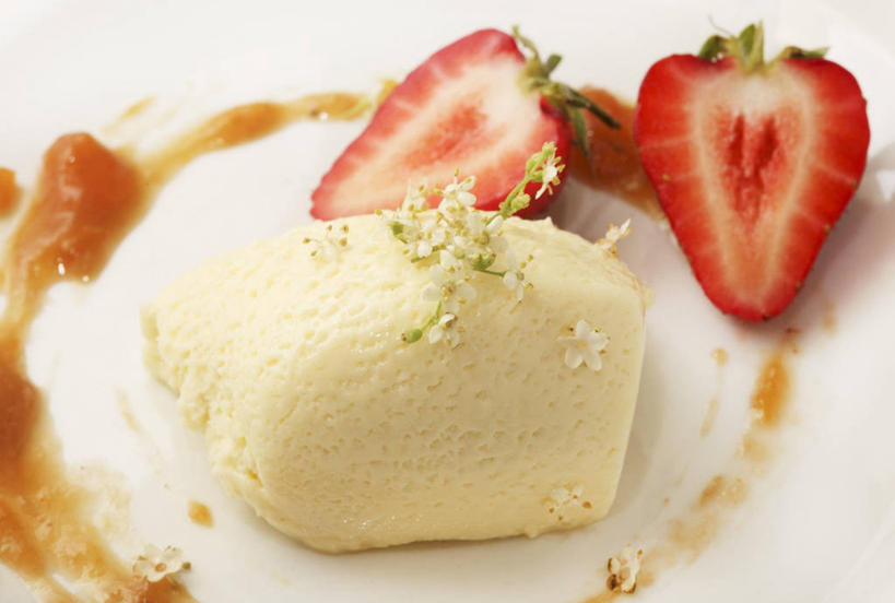 点心,无人,横图,俯视,室内,特写,白天,餐桌,桌子,草莓,浆果,餐具,水果,切开,阴影,新鲜,反射,碟子,盘,影子,生食,食品,布丁,甜点,甜品,果实,食物,糕点,一个,红色,盘子,碟,果冻,甜食,零食,奶油,切,有机食品,绿色食品,单个,餐台,乳制品,剖面,啫喱,切面,激凌,克林姆,淇淋,洋莓,水果皇后,红莓,地莓,彩图,高角度拍摄