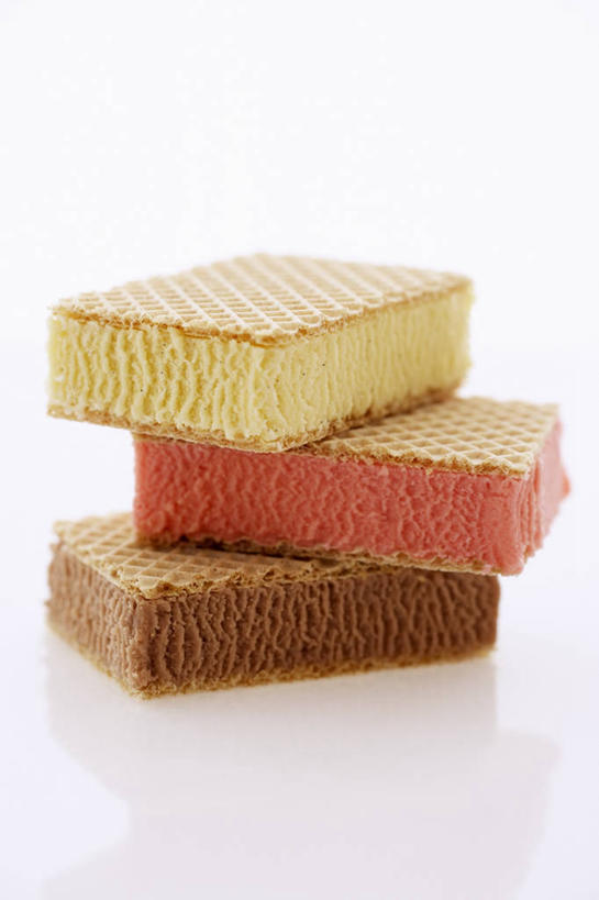 无人,竖图,俯视,室内,特写,白天,白色背景,餐桌,桌子,三块,一排,阴影,整齐,反射,影子,冰激凌,清凉,排列,冷饮,舒服,冰淇淋,摄影,影棚,餐台,堆,解暑,队列,解渴,雪糕,舒爽,冰糕,消暑,彩图,高角度拍摄,影棚拍摄,拍摄