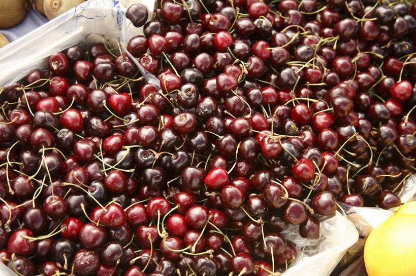 无人,菜场,横图,俯视,室内,特写,白天,购物,兴奋,热情,消费,樱桃,水果,一堆,许多,阴影,堆叠,堆积,新鲜,反射,影子,生食,食品,果实,集市,市场,很多,开放,食物,红色,健康,温暖,奔放,活力,积极,激情,金融,朝气,有机食品,绿色食品,堆,暖色,吉祥,生命,饱满,选购,贸易,革命,热烈,赤色,充实,斗志,喜气,主动,菜市,樱珠,莺桃,英桃,楔桃,牛桃,荆桃,彩图,高角度拍摄,欢乐,菜市场