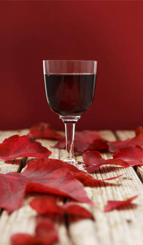 红酒,葡萄酒,无人,竖图,室内,特写,白天,正面,餐桌,桌子,杯子,叶子,阴影,红色背景,反射,高脚杯,影子,枯叶,落叶,红酒杯,酒类,一杯,玻璃制品,酒,饮料,一个,红色,酒杯,红葡萄酒,摄影,影棚,单个,餐台,葡萄酒杯,叶,叶片,玻璃杯,彩图,影棚拍摄,拍摄