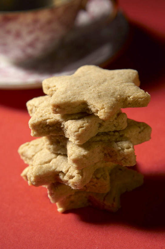 点心,无人,竖图,俯视,室内,特写,白天,餐桌,桌子,杏仁,一排,许多,阴影,红色背景,朦胧,模糊,整齐,反射,影子,星星,调味,香料,佐料,食品,肉桂,曲奇,很多,食物,排列,饼干,零食,星形,摄影,影棚,餐台,堆,配料,队列,五角形,曲奇饼,桂皮,曲奇饼干,作料,官桂,牡桂,筒桂,香桂,玉桂,杏子,杏梅仁,杏核仁,木落子,苦杏仁,五角星,彩图,高角度拍摄,影棚拍摄,拍摄