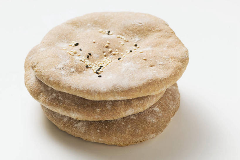 点心,面包,无人,横图,俯视,室内,特写,白天,白色背景,餐桌,桌子,一排,阴影,整齐,反射,影子,芝麻,食品,面点,食物,糕点,排列,三个,摄影,影棚,餐台,堆,队列,脂麻,胡麻,白麻,巨胜子,油麻,彩图,高角度拍摄,影棚拍摄,拍摄