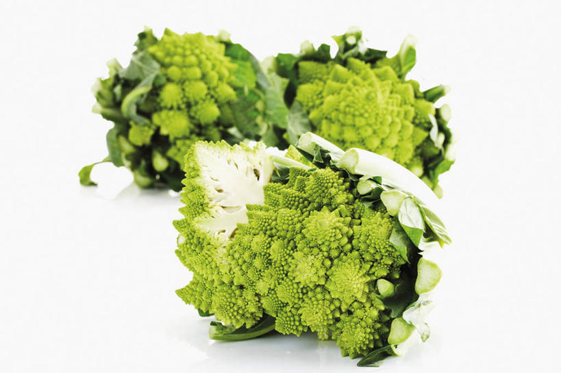 无人,横图,俯视,室内,特写,白天,白色背景,餐桌,桌子,蔬菜,叶子,切开,阴影,新鲜,反射,影子,花菜,花椰菜,西兰花,食品,绿叶,食物,三个,绿色,切,嫩叶,摄影,有机食品,绿色食品,影棚,餐台,椰菜花,剖面,切面,罗马花椰菜,青宝塔,甘蓝花,叶,叶片,彩图,高角度拍摄,影棚拍摄,拍摄