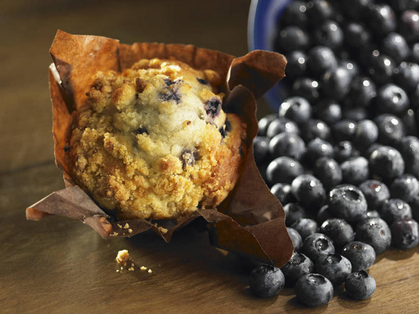 点心,无人,横图,俯视,室内,特写,白天,下午茶,餐桌,桌子,浆果,蓝莓,水果,一堆,许多,阴影,堆叠,堆积,新鲜,反射,影子,生食,食品,果实,很多,松饼,食物,糕点,一个,有机食品,绿色食品,单个,餐台,纸托,堆,玛芬蛋糕,蛋糕托,蛋糕托纸,蛋糕纸托,山都柿,蓝浆果,蓝靛果,彩图,高角度拍摄,蓝莓松饼