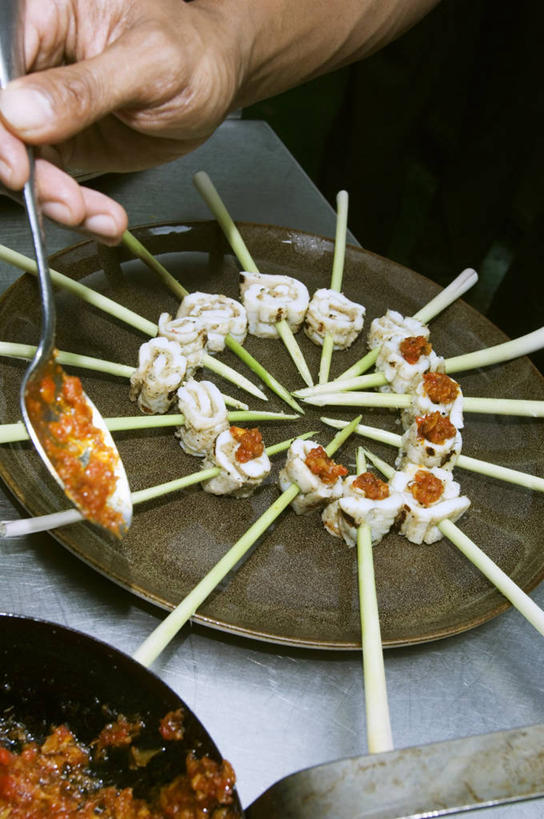 西方人,手,一个人,竖图,俯视,室内,特写,白天,餐具,欧洲,欧洲人,仅一个男性,仅一个人,仅一个中年男性,握,碟子,盘,调料,调味,酱料,酱汁,肉,香料,鱼肉,佐料,调味品,拿,调味料,拿着,酱,辣酱,肉类,香茅,柠檬草,竹签,盘子,碟,手部,握着,单手,辣椒酱,肉食,取食签,作料,男人,男性,中年男性,白种人,半身,彩图,高角度拍摄