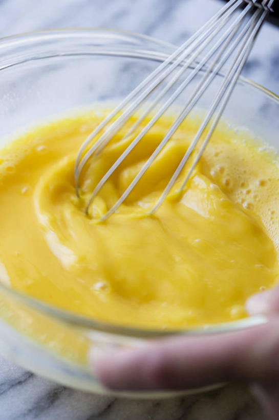 西方人,手,一个人,竖图,俯视,室内,特写,白天,烹饪,餐桌,桌子,厨具,玻璃,金属制品,欧洲,欧洲人,仅一个年轻女性,仅一个女性,仅一个人,握,阴影,反射,金属,影子,蛋,鸡蛋,拿,拿着,玻璃制品,两个,容器,打蛋器,搅拌器,碗,手部,握着,餐台,储藏,单手,储存,烹饪用具,草鸡蛋,卵,手动打蛋器,年轻女性,女人,女性,白种人,烹调用具,烹调,半身,彩图,高角度拍摄,贮存