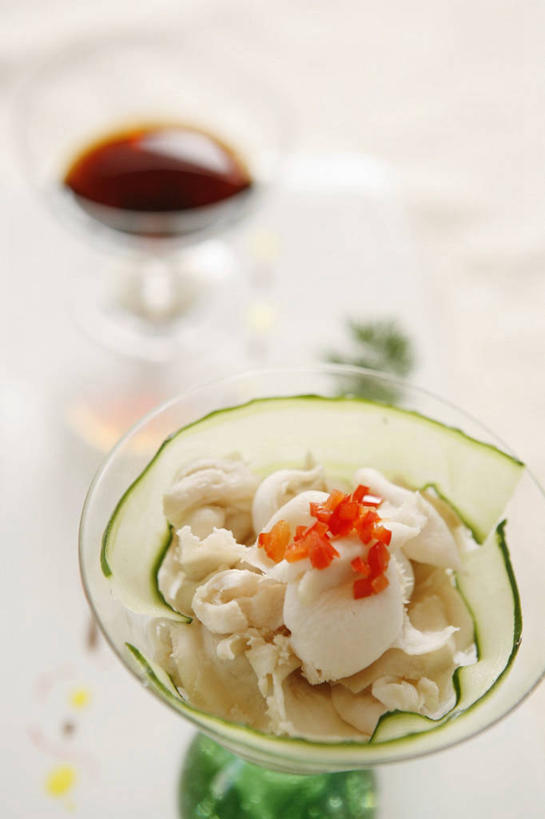 无人,竖图,俯视,室内,特写,白天,烹饪,中餐,餐桌,桌子,黄瓜,蔬菜,玻璃,阴影,朦胧,模糊,新鲜,反射,影子,菌菇,蘑菇,料理,食品,菌类,菜肴,美食,玻璃制品,食物,两个,白色,容器,碗,中式,食用菌,佳肴,有机食品,绿色食品,餐台,储藏,储存,白蘑菇,洋蘑菇,草腐菌,二孢蘑菇,双孢蘑菇,青瓜,胡瓜,彩图,高角度拍摄,贮存