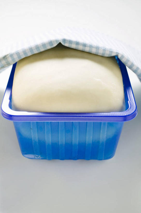 无人,竖图,俯视,室内,特写,白天,白色背景,餐桌,桌子,阴影,反射,粉末,影子,塑料,面粉,粮食,盒子,一个,蓝色,容器,塑料制品,粉,摄影,影棚,单个,餐台,储藏,农产品,储存,原材料,粉状,彩图,高角度拍摄,影棚拍摄,拍摄,贮存