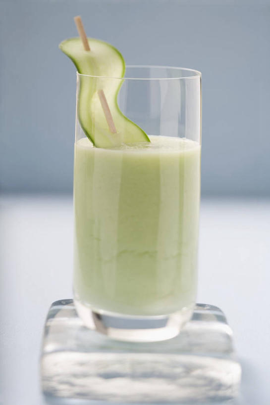 无人,竖图,室内,特写,白天,正面,餐桌,桌子,黄瓜,蔬菜,杯子,切开,阴影,蓝色背景,朦胧,模糊,新鲜,反射,影子,食品,甜点,甜品,一杯,玻璃制品,食物,饮料,一个,水杯,甜食,切,冰淇淋,摄影,有机食品,绿色食品,影棚,单个,餐台,鲜奶,奶昔,剖面,切面,玻璃杯,青瓜,胡瓜,彩图,影棚拍摄,拍摄