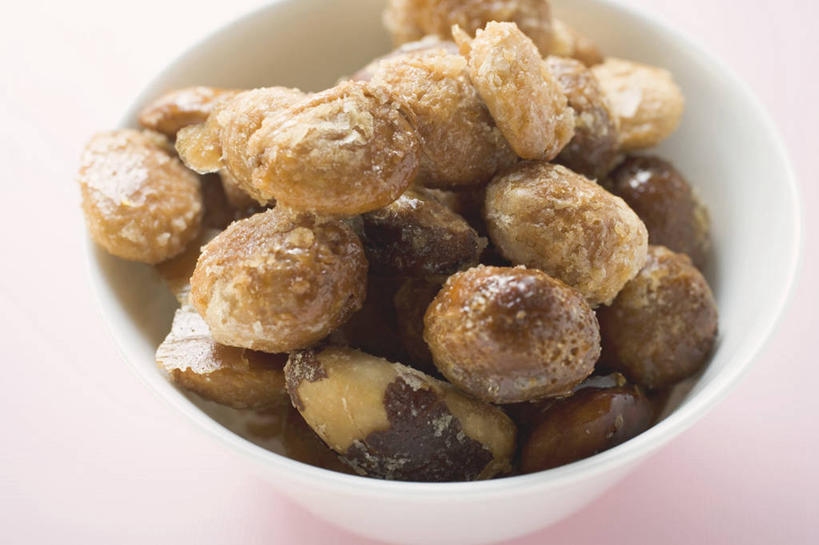 无人,横图,俯视,室内,特写,白天,餐桌,桌子,杏仁,一堆,许多,阴影,堆叠,堆积,粉色背景,反射,影子,陶瓷,食品,糖,糖果,甜点,甜品,陶瓷制品,软糖,很多,食物,一个,容器,碗,甜食,摄影,影棚,单个,餐台,储藏,堆,储存,杏子,杏梅仁,杏核仁,木落子,苦杏仁,彩图,高角度拍摄,影棚拍摄,拍摄,贮存